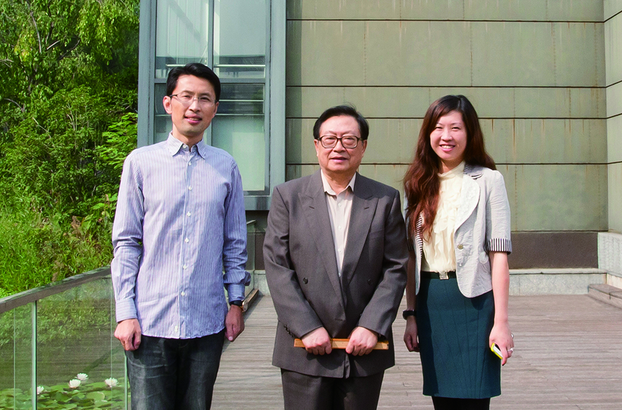 2013年9月，全国人大副委员长、中国红十字会会长华建敏到凤凰艺都美术馆参观考察。.jpg