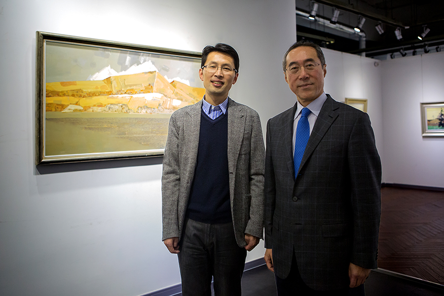 全国政协常委、香港特区前财政司司长唐英年先生(右一)考察到凤凰艺都美术馆，集团公司董事长、总经理陈卫宏（左一）热情接待了唐英年一行。.jpg
